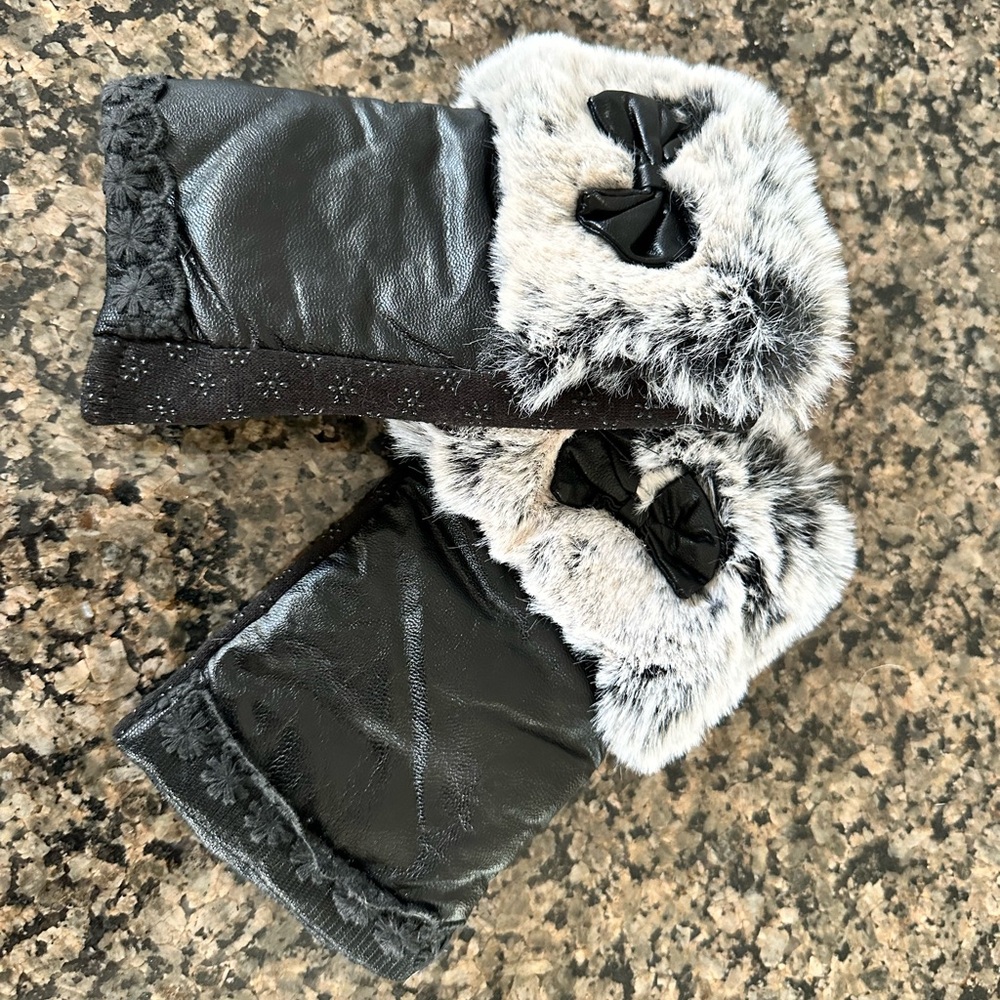 🧤 Women’s Faux Leather & Faux Fur Fingerless Gloves – Black 🖤🩶 - Picture 2 of 4